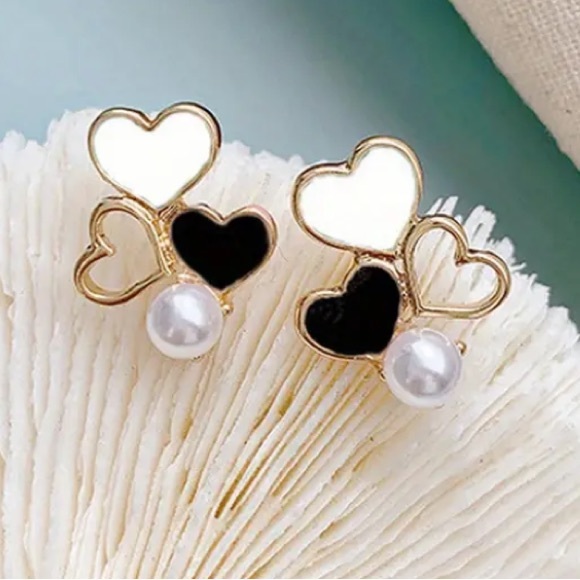 White & Black Heart with Pearl Gold Toned Stud Earrings - Picture 2 of 2